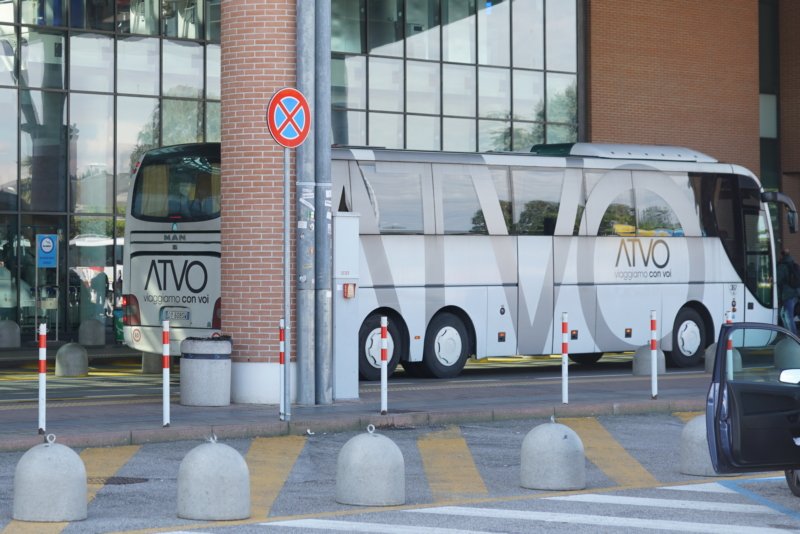 Der Bus des AVTO vor dem Flughafen in Treviso