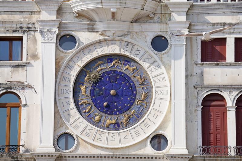 Der Uhrenturm mit astronomischen Kalender